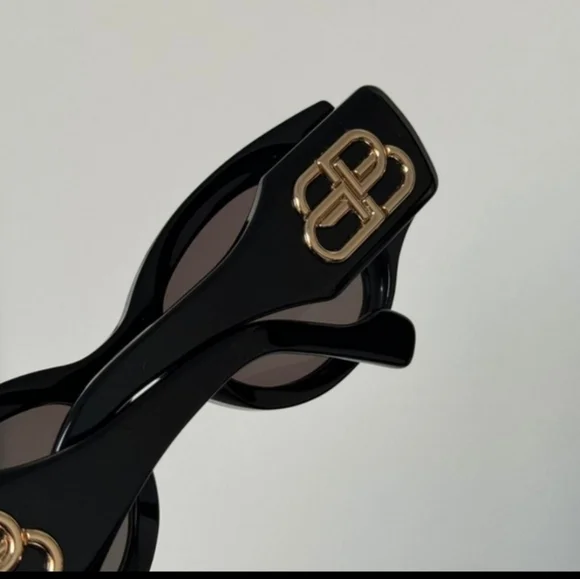 Stylish Black Sunglasses - Picture 2 of 3